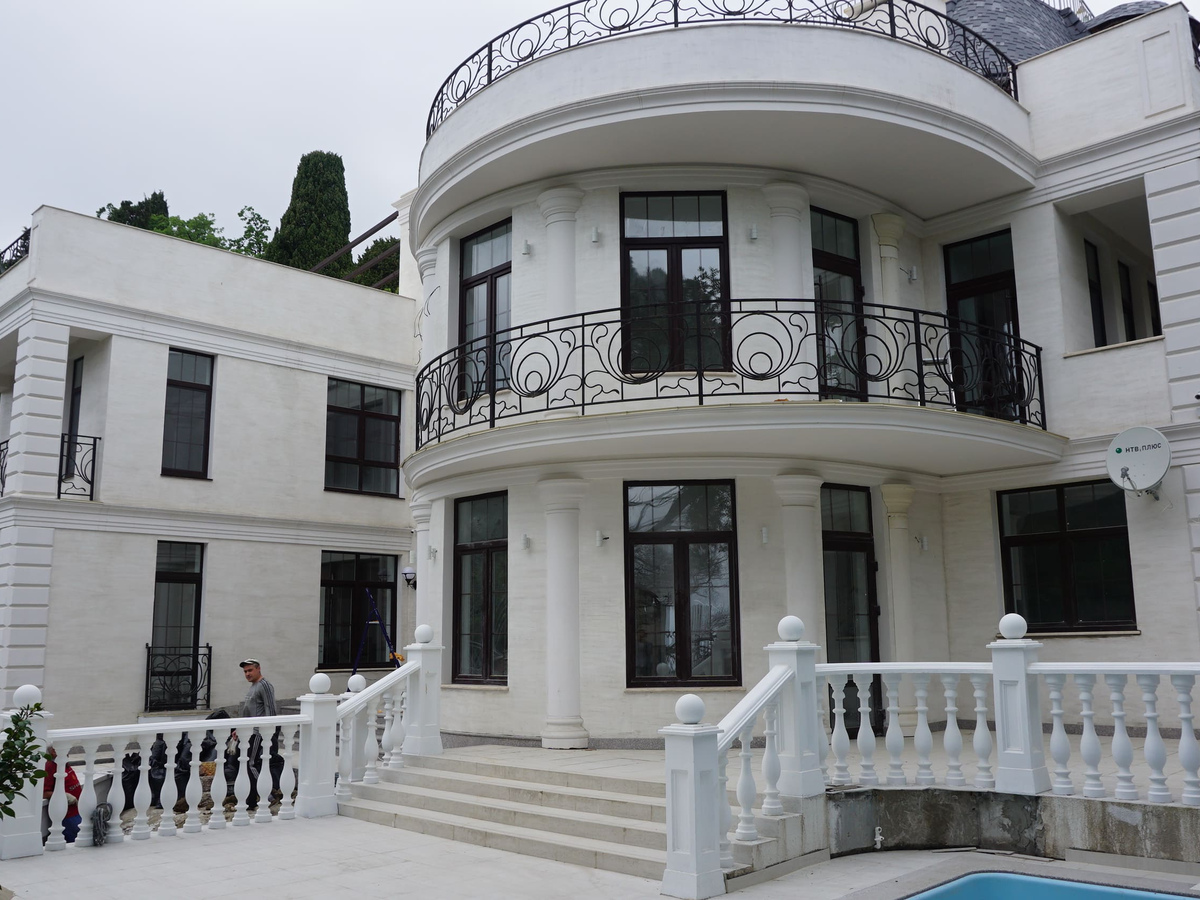 Cottage in Yalta on 300 m2