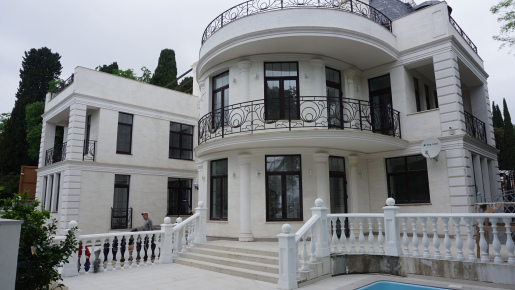 Cottage in Yalta on 300 m2